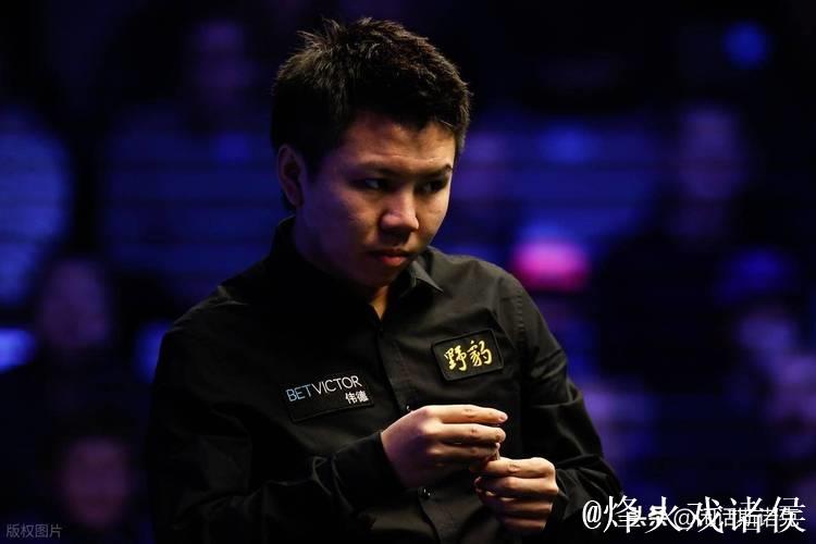 苏格兰公开赛四强战，周跃龙稳扎稳打不轻敌，韦克林激进快攻敢拼敢输；打法南辕北辙，谁能掌控节奏笑到最后